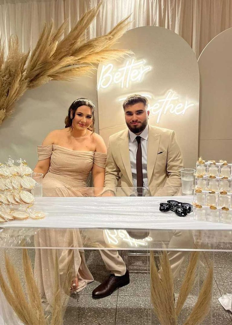 Eleganter Tisch mit Blumendekoration und "Better Together"-Schild von Your Event Deco