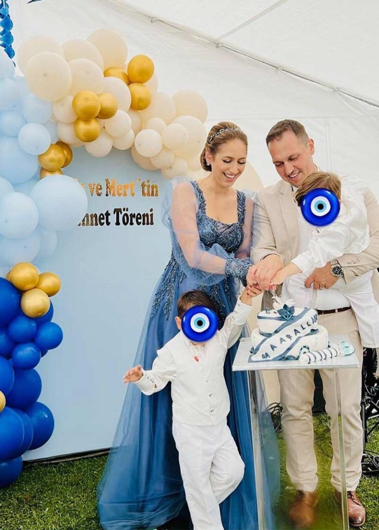 Familie schneidet eine Torte bei einer festlichen Feier, dekoriert von Your Event Deco