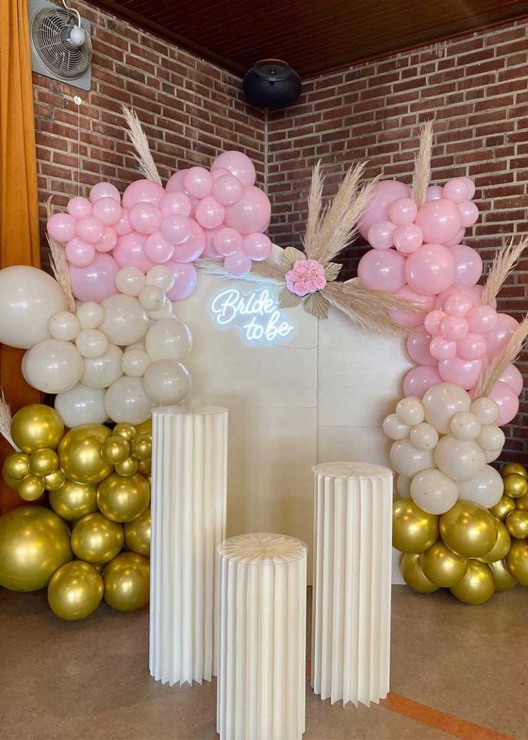 Dekoration für eine "Bride to Be"-Party mit rosa und goldenen Ballons von Your Event Deco
