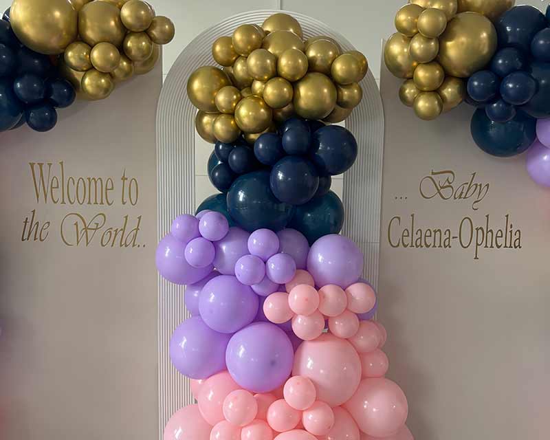 Baby-Willkommens-Dekoration mit Ballons in Blau, Lila und Gold