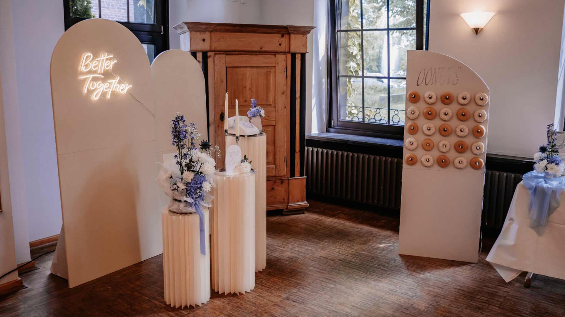 Elegante blaue Hochzeitsdekoration mit Better Together Schild und Donut-Wand