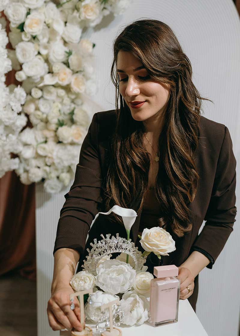 Melis arrangiert weiße Blumen und Dekorationen