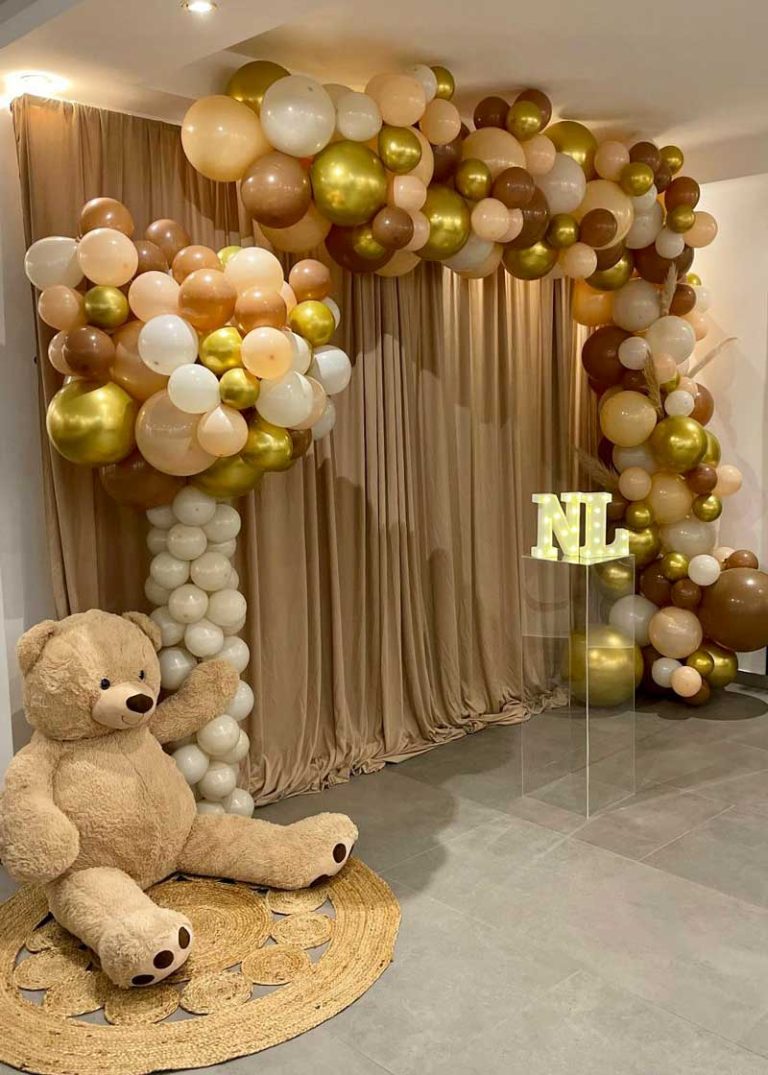 Bär-Dekoration mit Ballonbogen von Your Event Deco