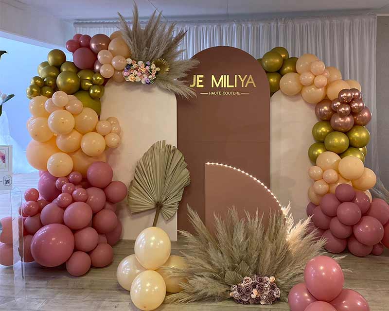 Ballon-Dekoration in Pastellfarben mit JE MILIYA Schriftzug